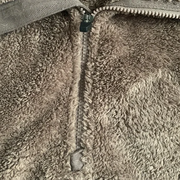 LLBEAN Sherpa quarter zip. Very comfy will keep you warm - Picture 3 of 4